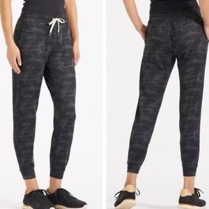 Women’s Vuori Performance Jogger Camo size Medium